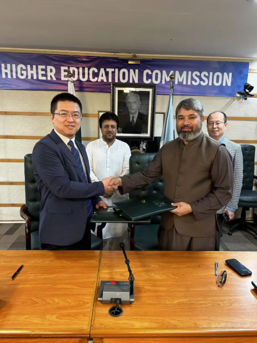 10万台！云顶集团动力出海新篇章：机械革射中标巴基斯坦总理青年打算笔记本电脑项目